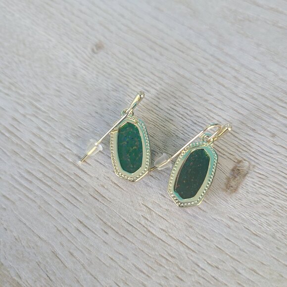 Kendra Scott Gold Lee Drop Earrings in Midnight Kyocera Opal Illusion - Picture 3 of 3